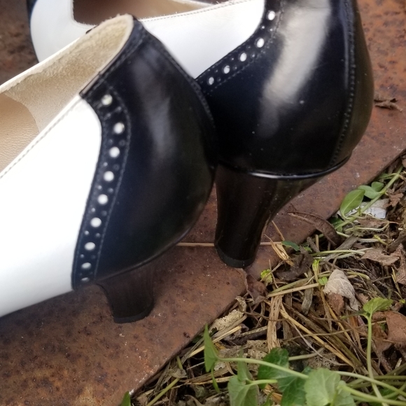 Bruno Magli two-tonr pumps - Picture 3 of 5